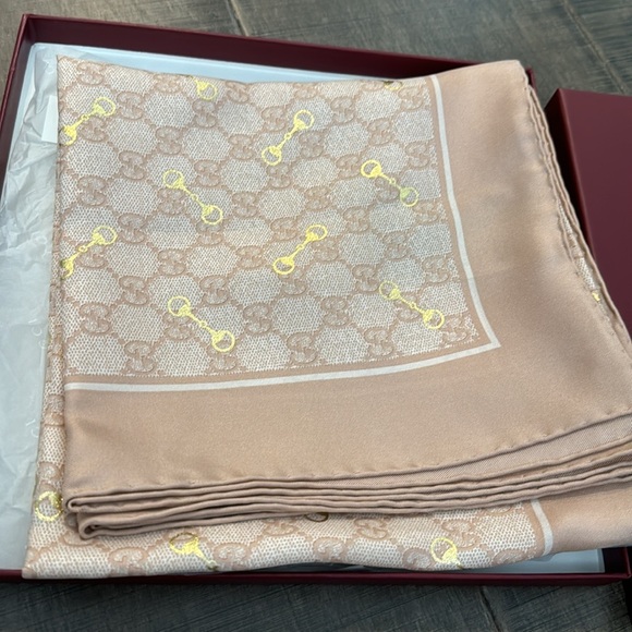 NEW AUTHENTIC GUCCI -GG PRINT WITH HORSEBIT SILK CARRÉ - Picture 9 of 17